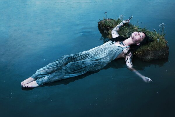 A girl in sarofan is resting on the water. indus