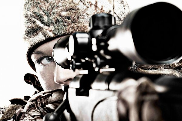 La jeune fille sniper regarde dans le viseur