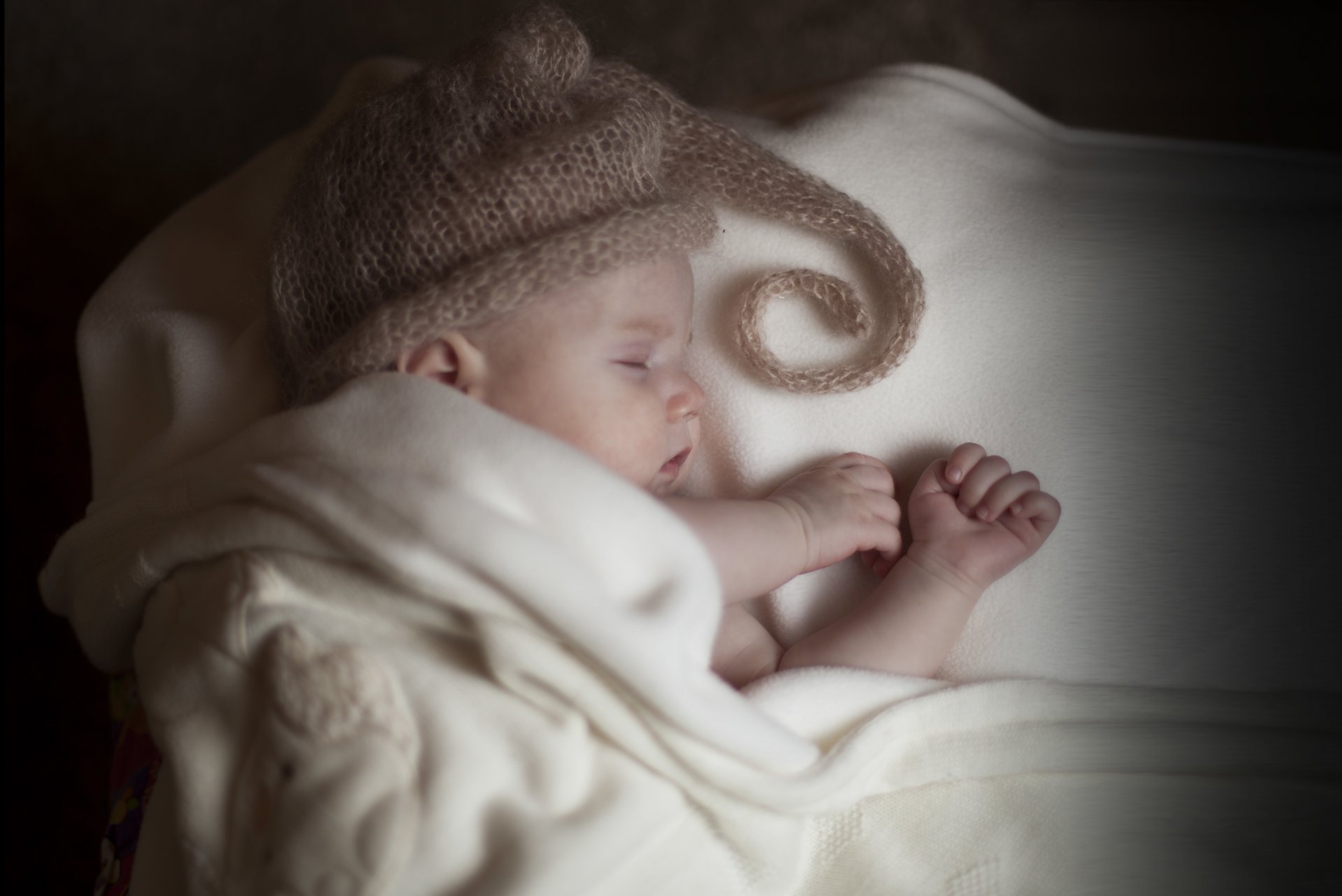 bébé nourrisson enfants le sommeil dort couette chapeau