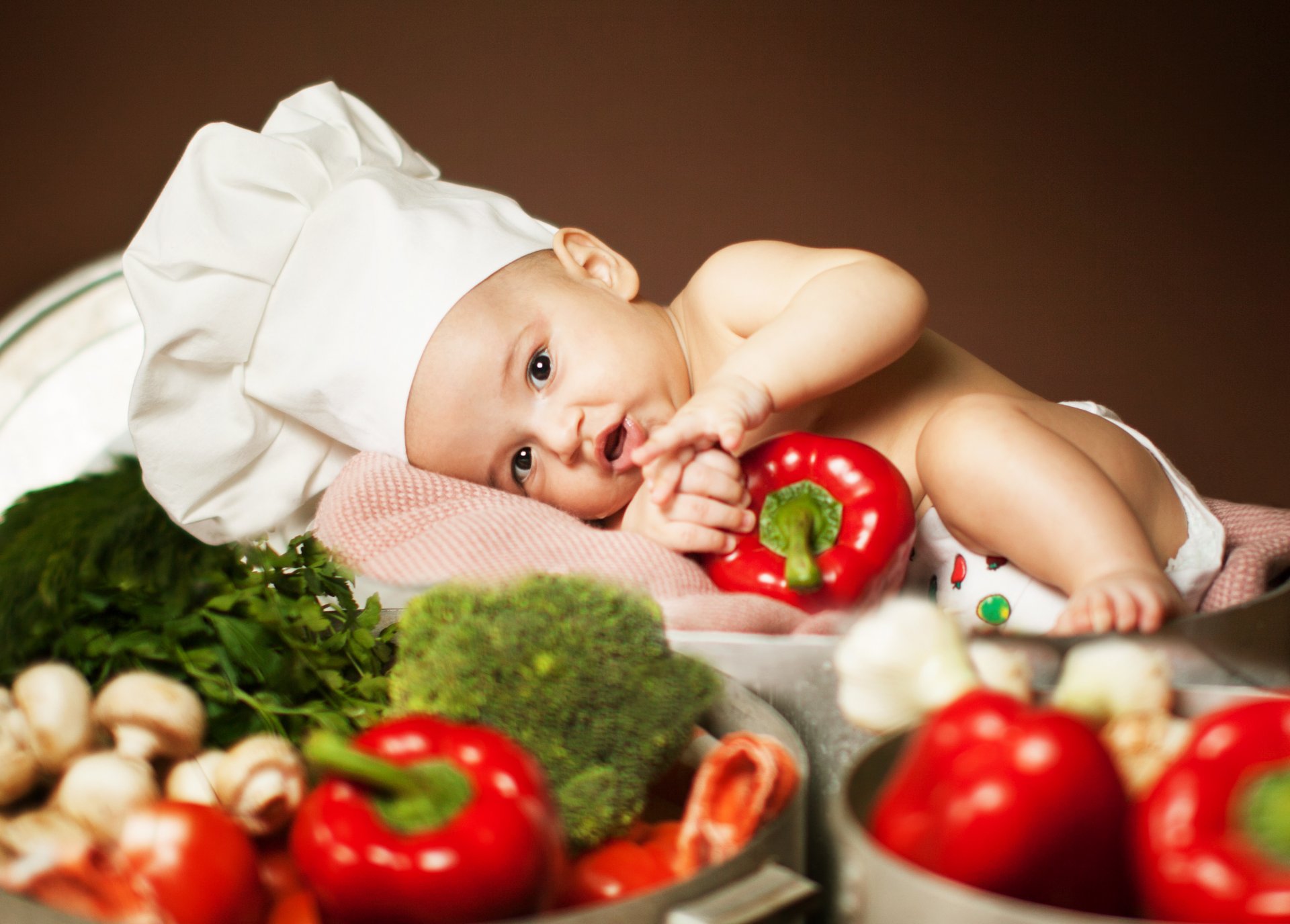 anna levankova köchin kinder liegt grüns pilze brokkoli gemüse paprika tomaten