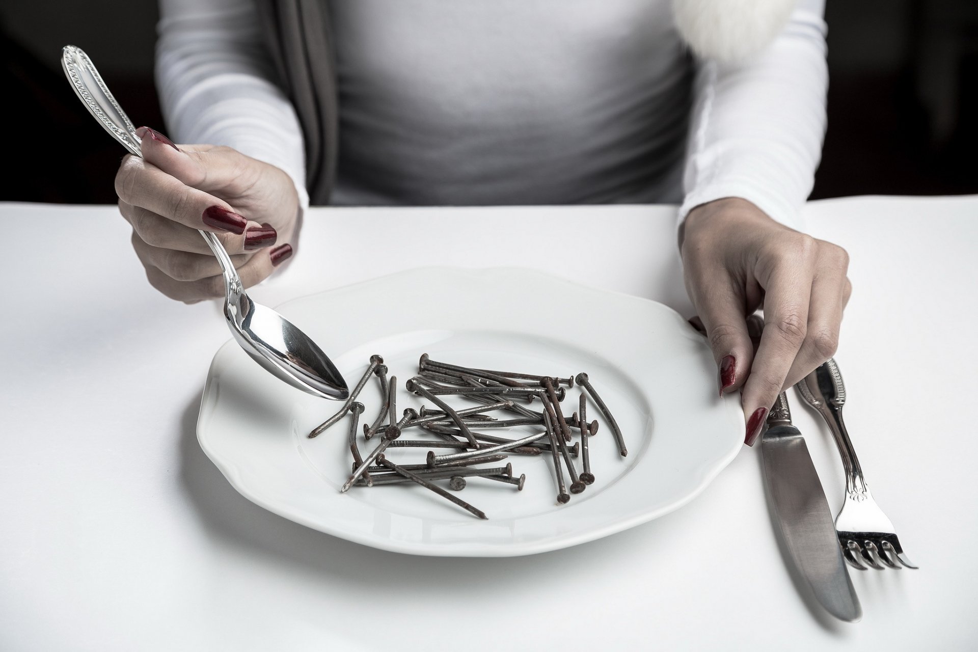 assiette une cuillère une fourchette les clous