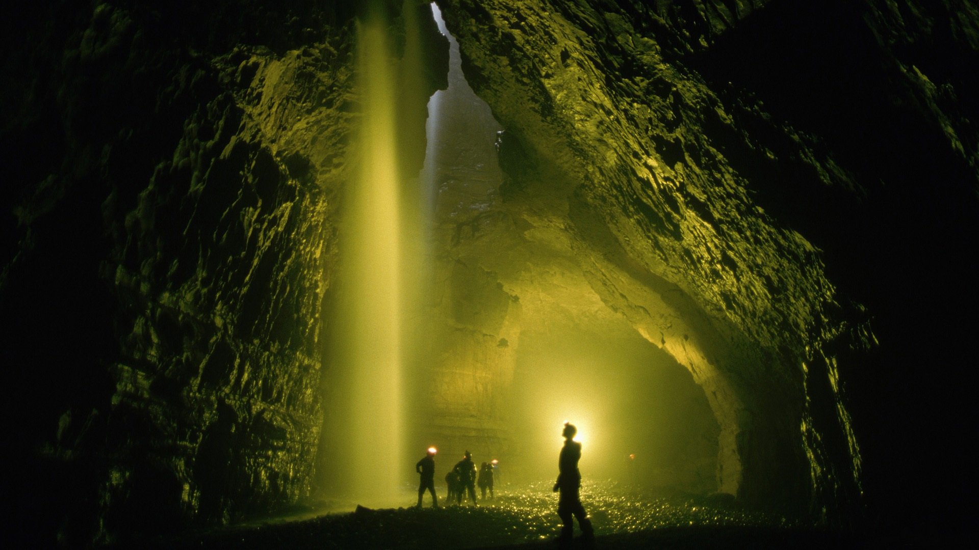 cueva linternas gente luces luz oscuridad oscuridad paredes túnel