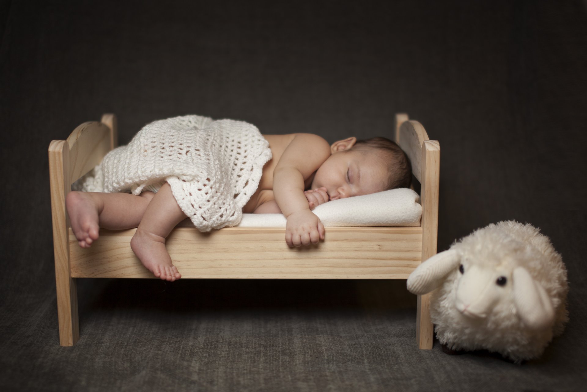 bébé nourrisson enfants le sommeil dort un mouchoir un lit bébé jouet mouton