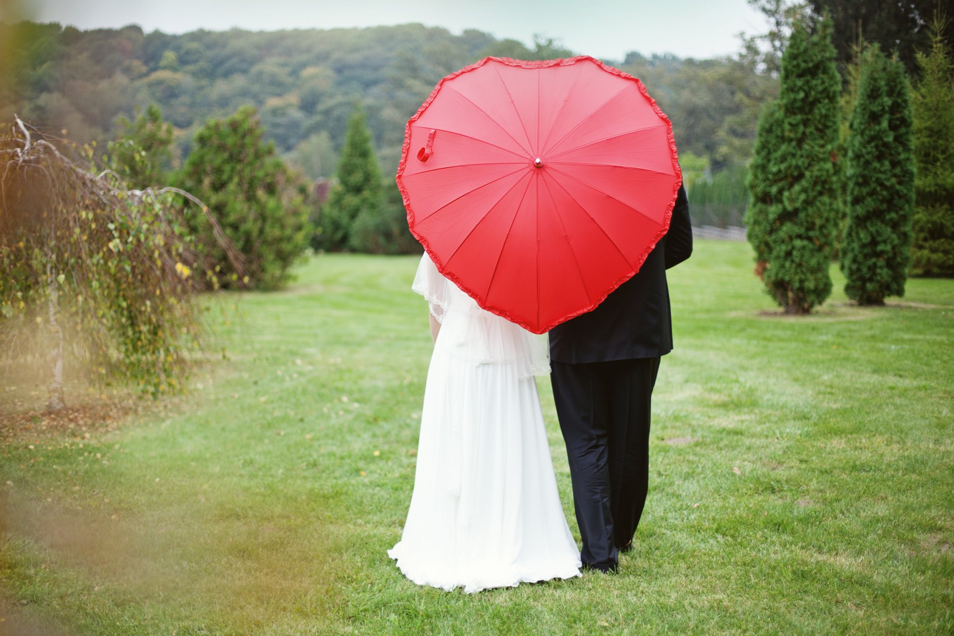 paraguas boda novio novia corazón bosque