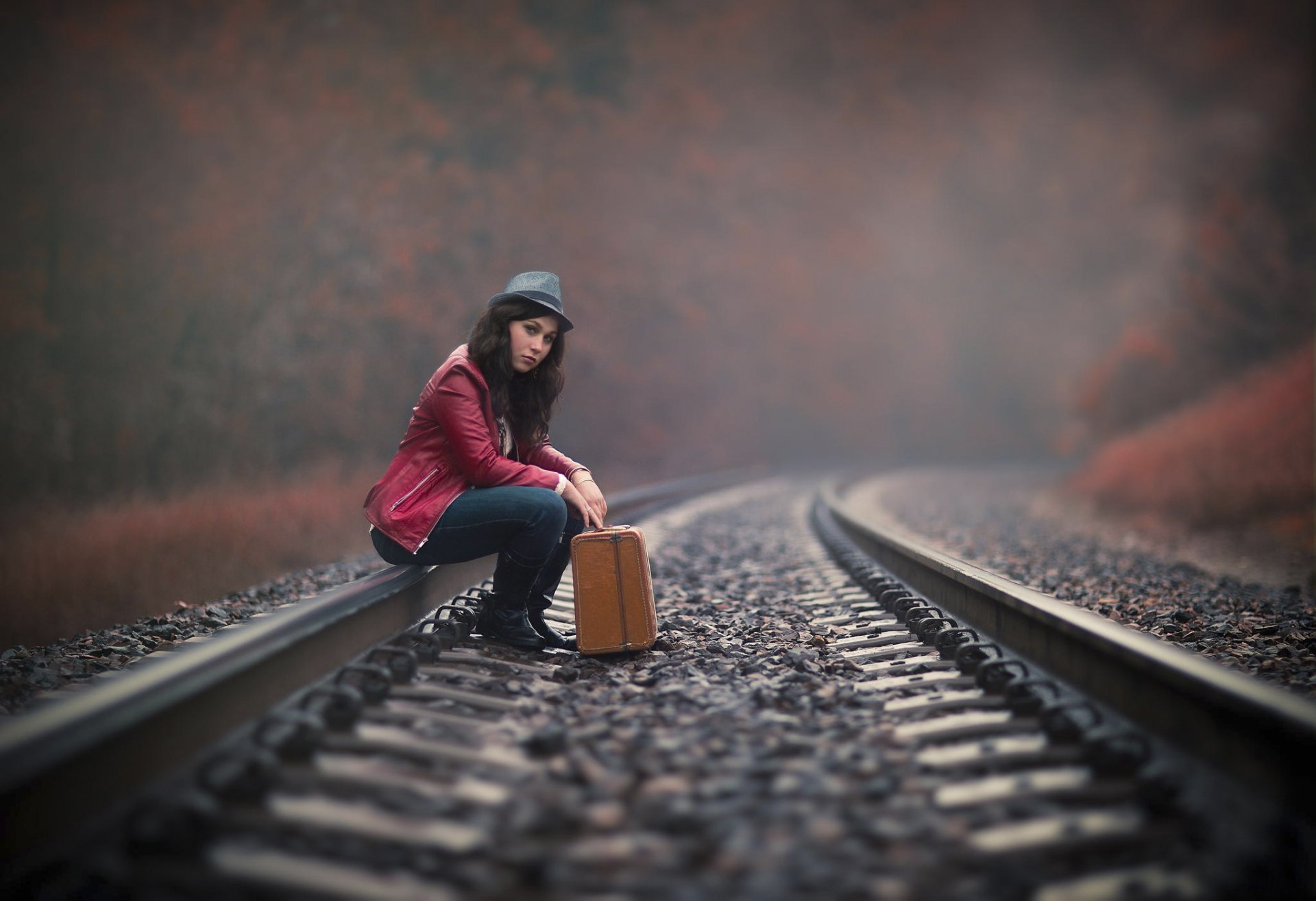 la jeune fille des rails de la voie une valise une attente