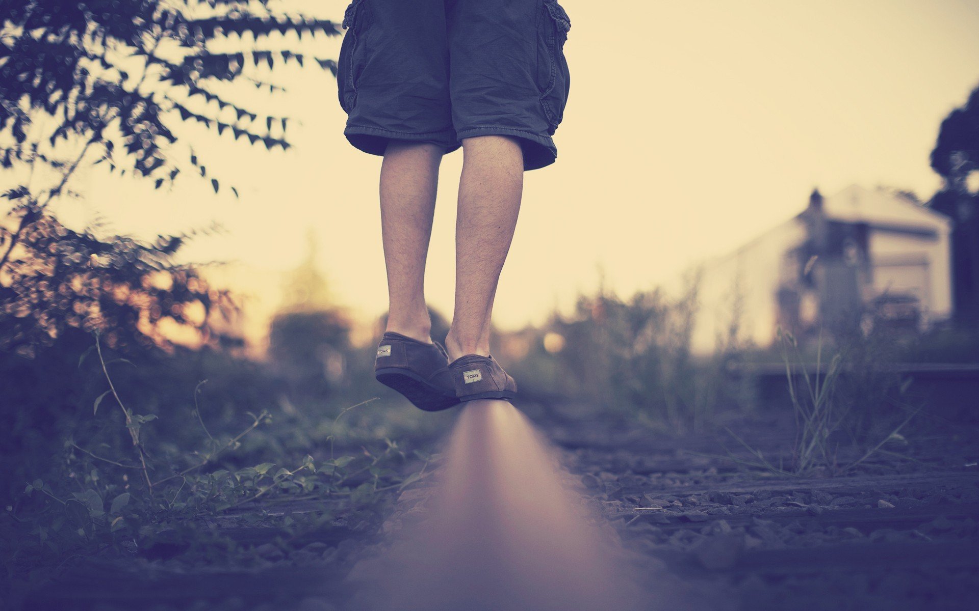 la situation la situation le pas ses pieds un homme un homme un gars garçon pipe rails herbe légumes verts toile de fond fond d écran le danger