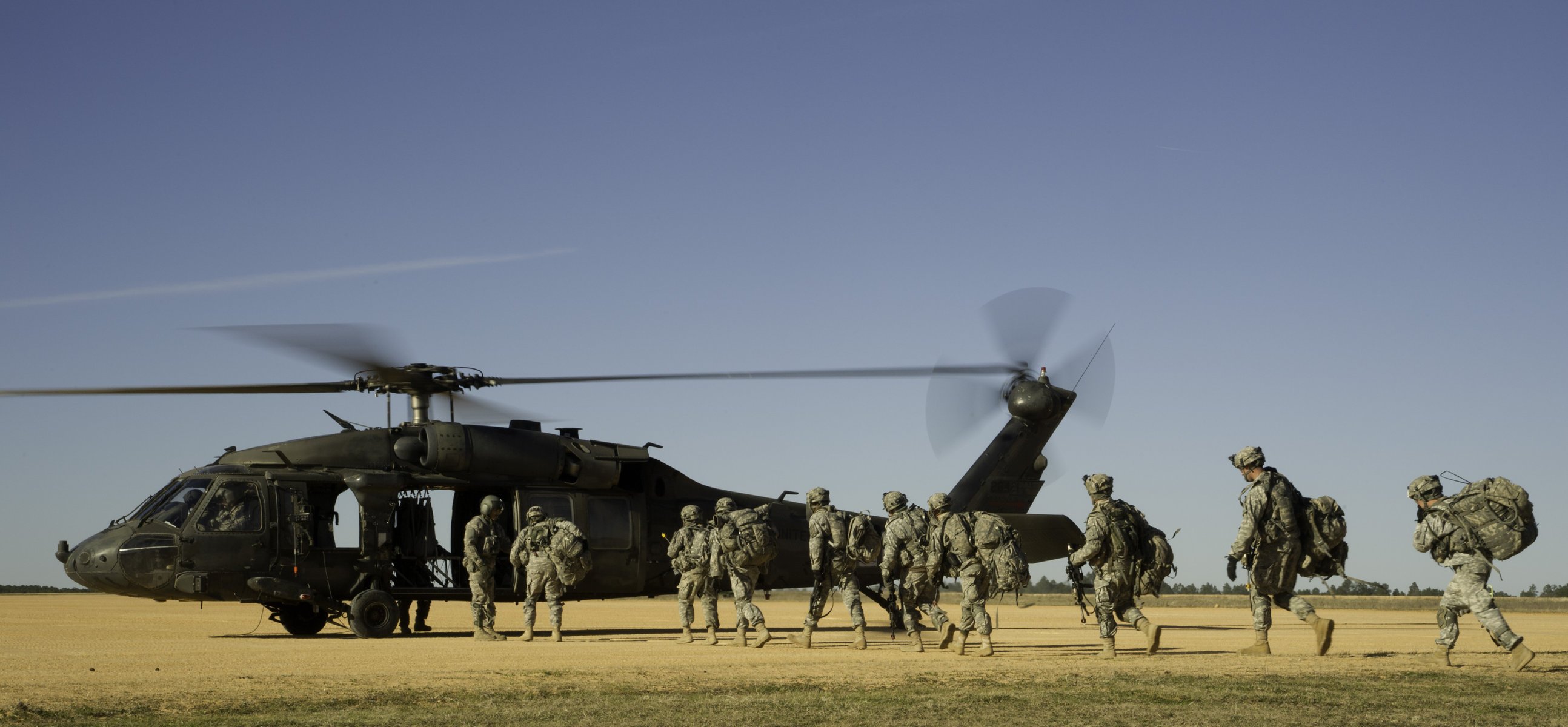 uh-60 black hawk helikopter lądowanie żołnierze sprzęt broń