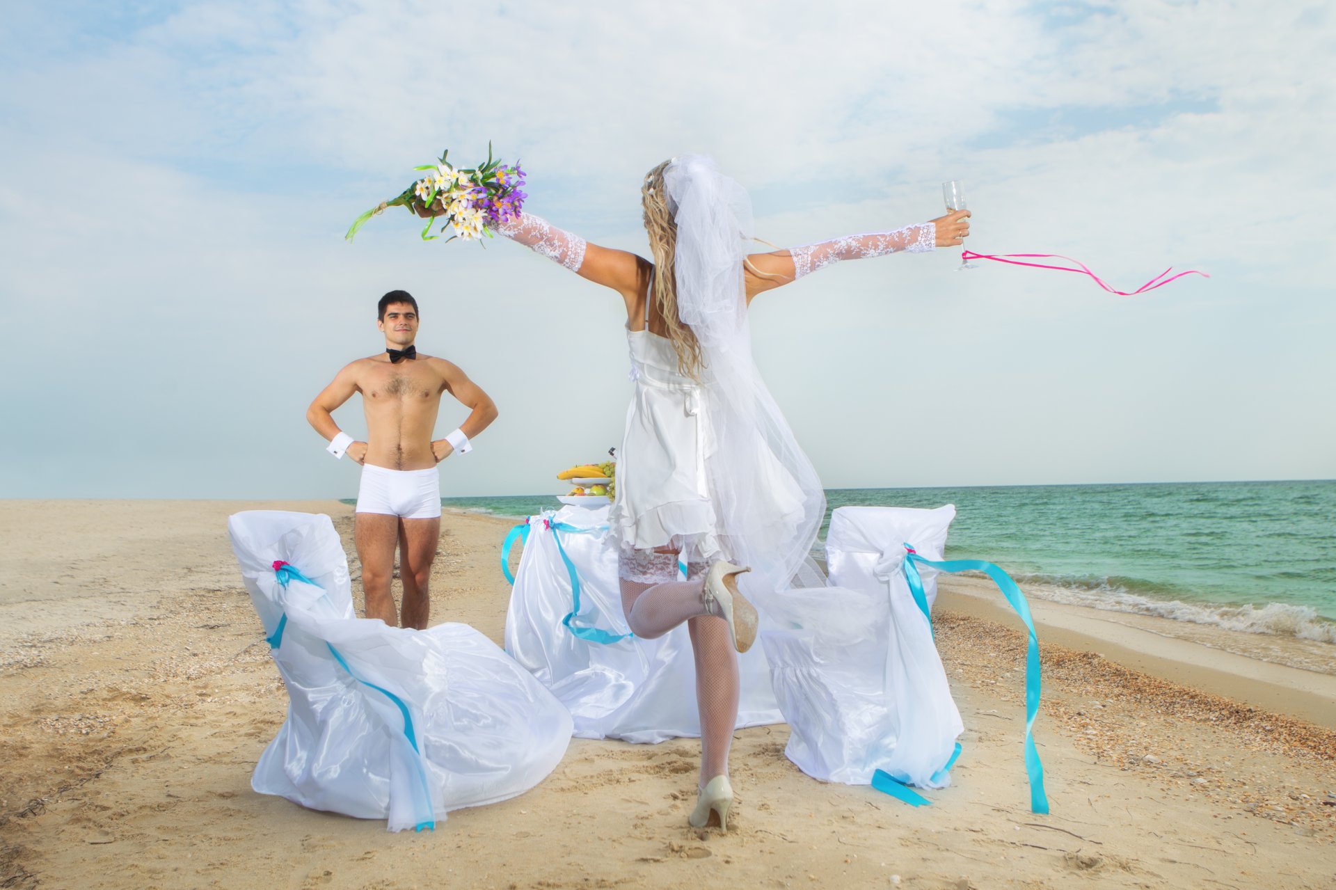 girl guy bride veil beach sea flower gla