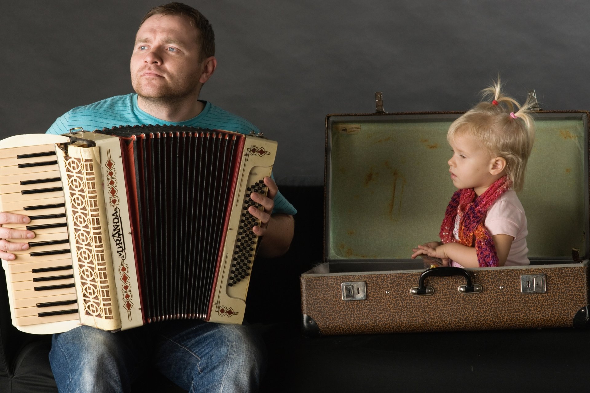 mädchen mann vater akkordeon koffer situation