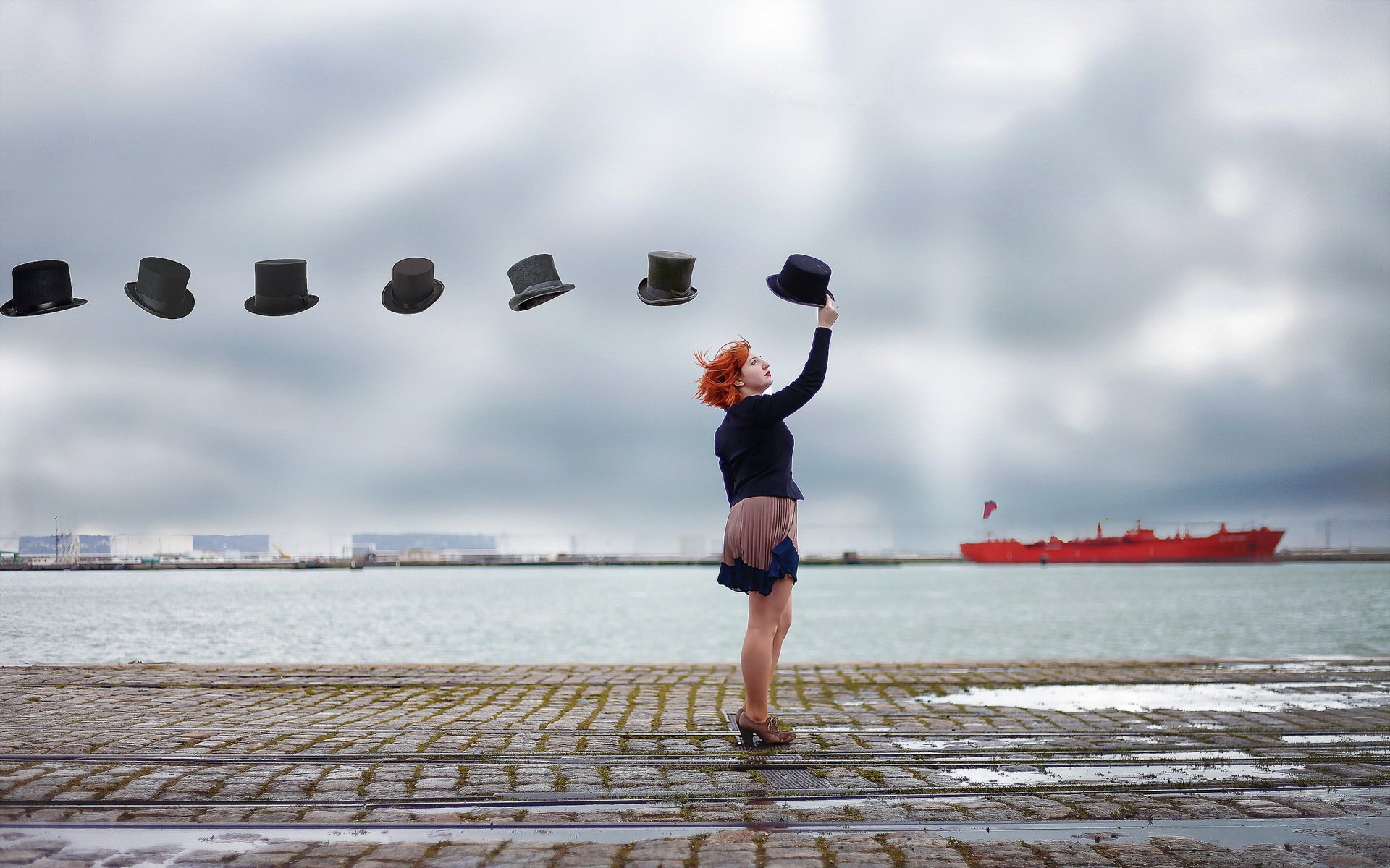 la jeune fille le port de plaisance de chapeaux de la situation