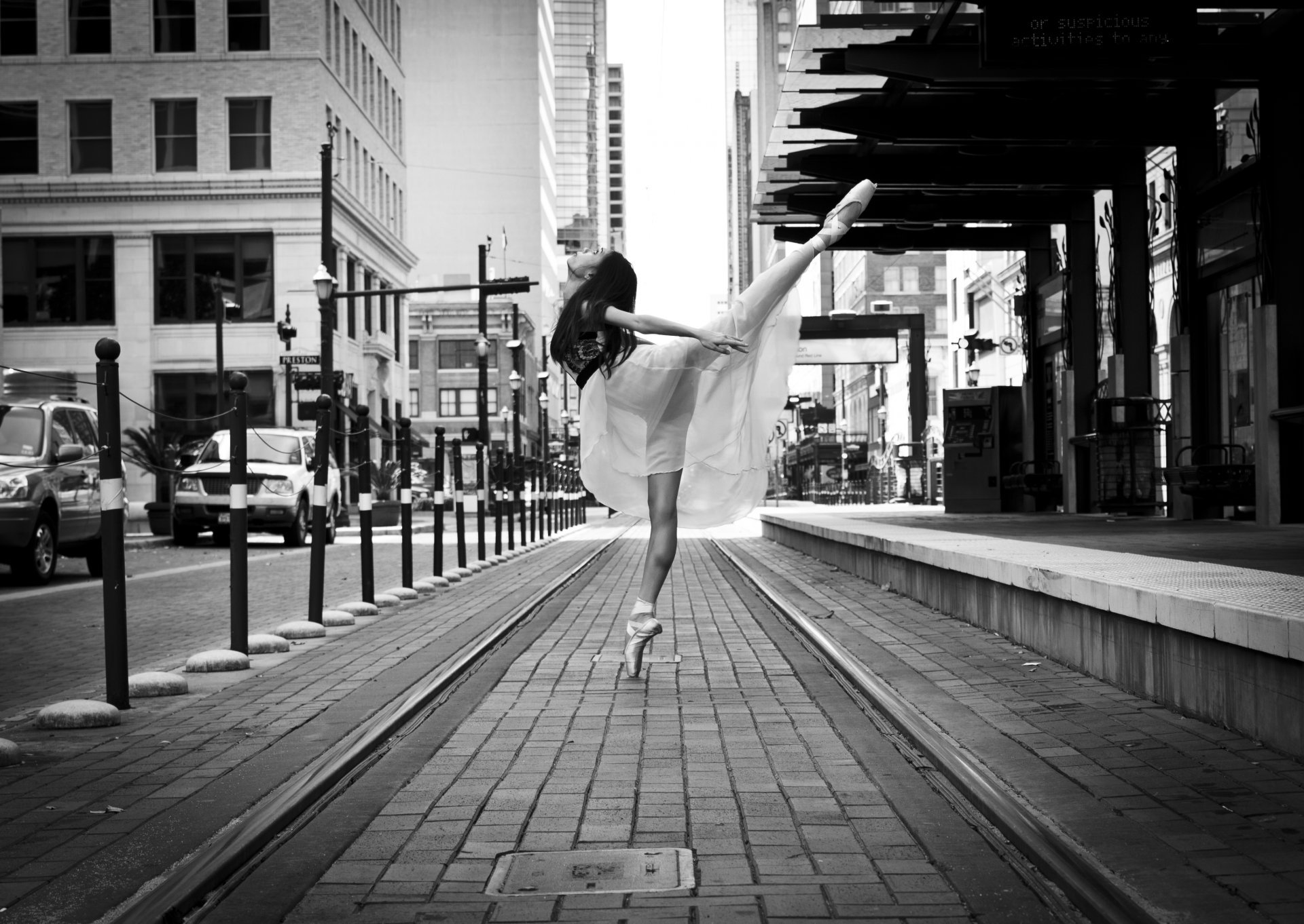 la jeune fille une danseuse de la rue danse