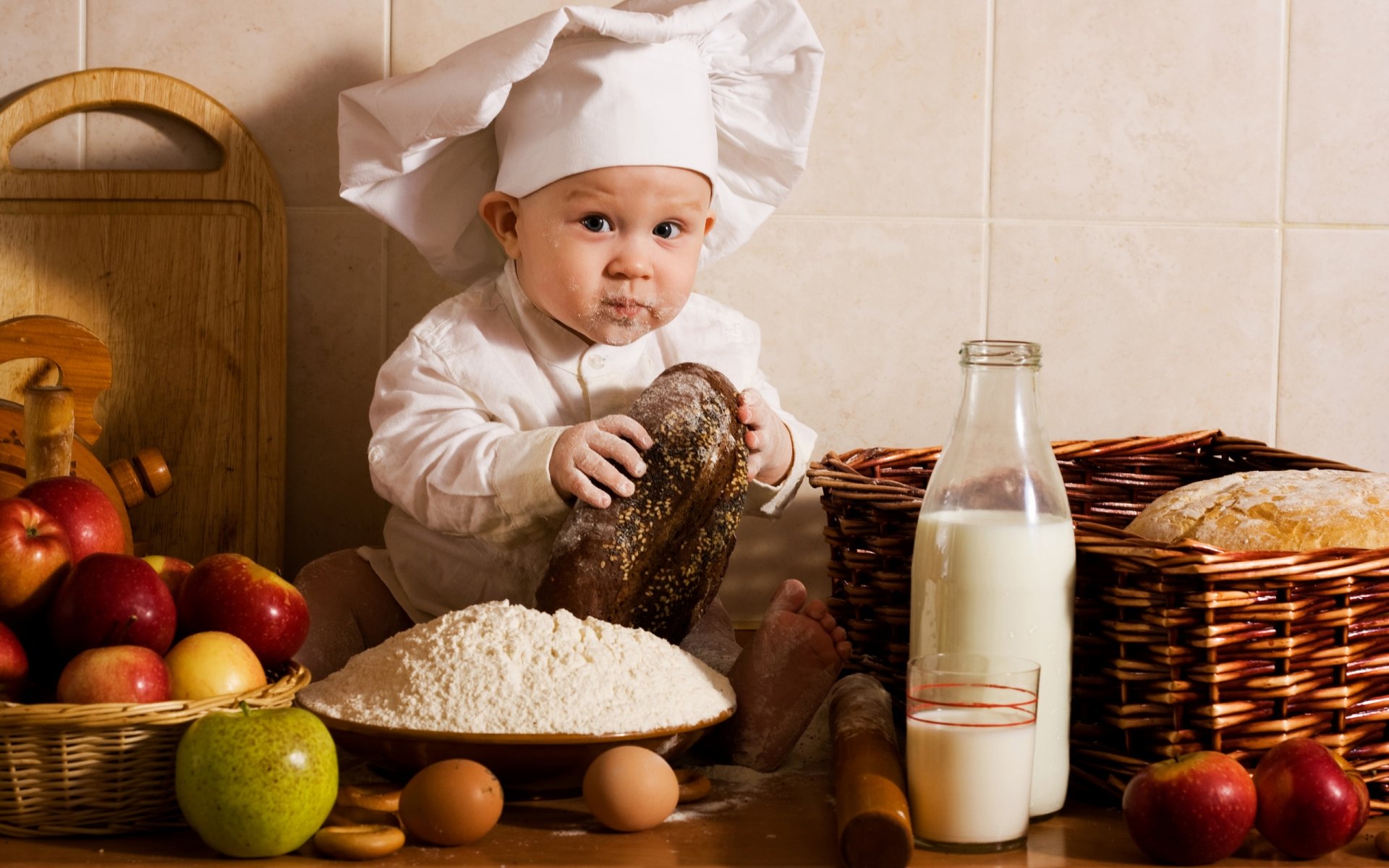 bambino bambino ragazzo cuoco coperchio cucina frutta mele verdure farina uova latte bambino cuoco cuoca cappuccio pane