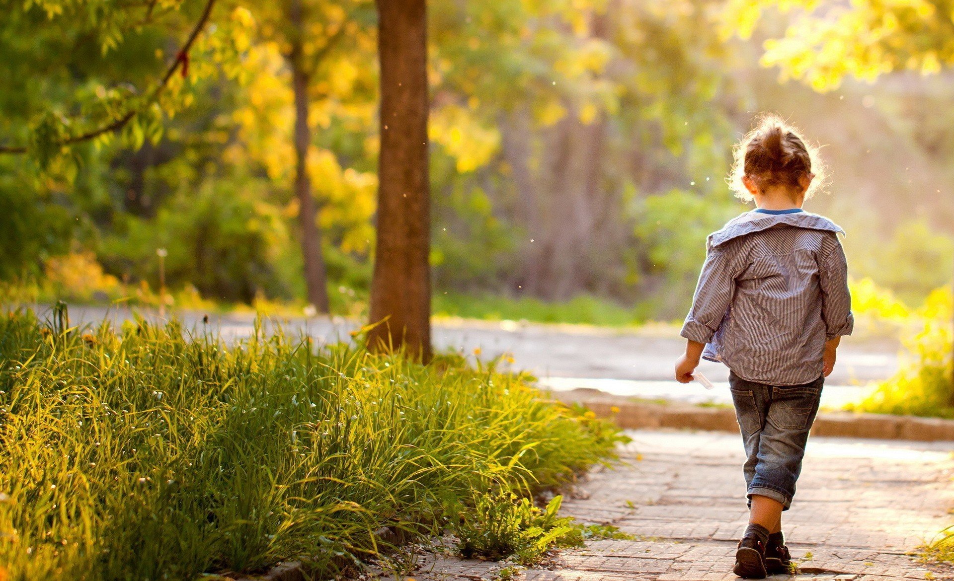 situazioni ragazza bambini bambino passeggiata parco vicolo natura erba verde prato albero alberi foglie fogliame sfocatura sfondo carta da parati widescreen schermo intero widescreen widescreen