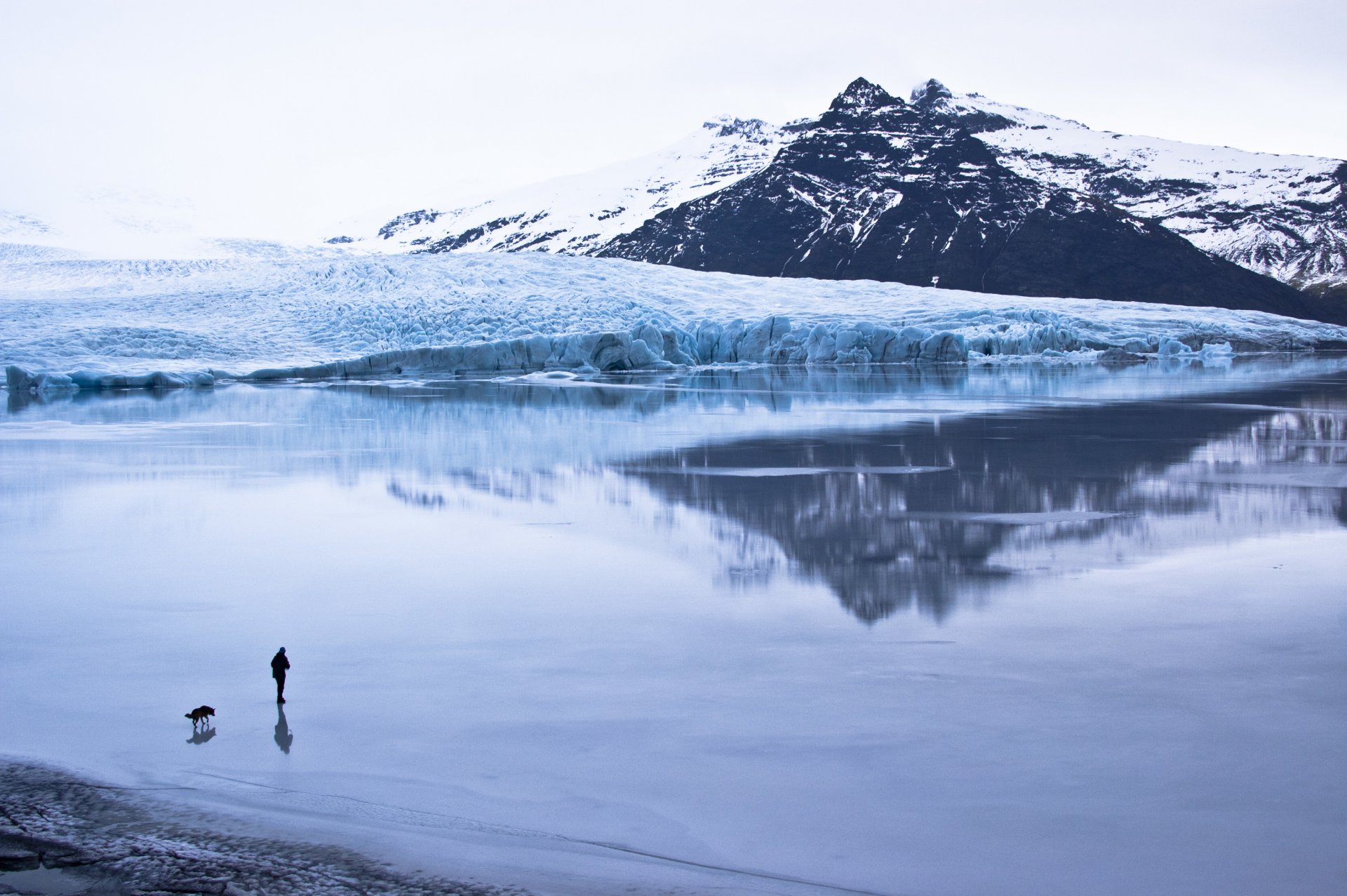 la montagne la glace la rivière la personne