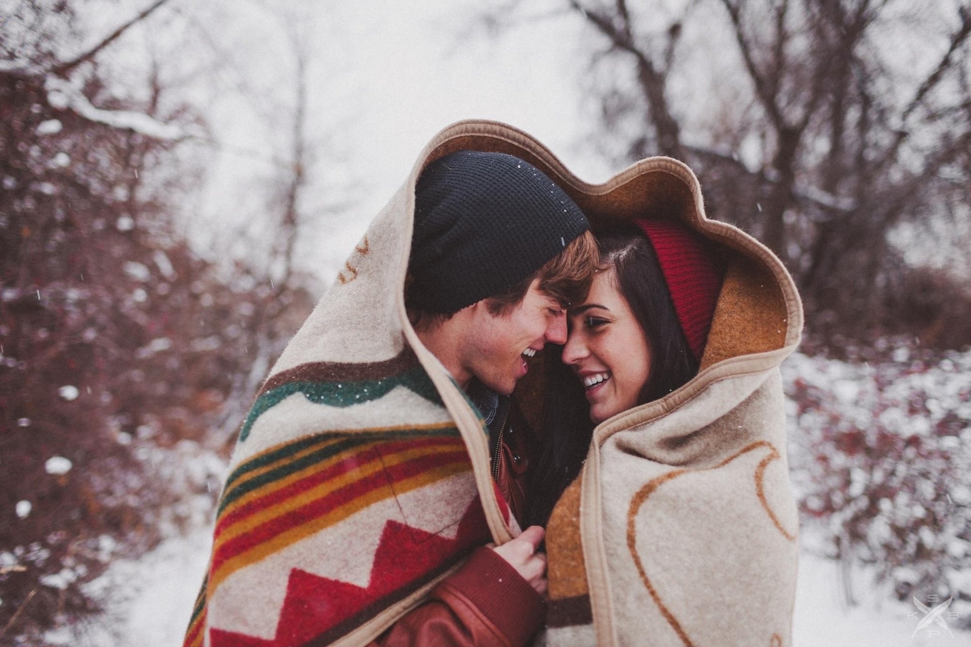 un gars une fille укутались plaid sourire bonheur ensemble la neige le froid l hiver l amour