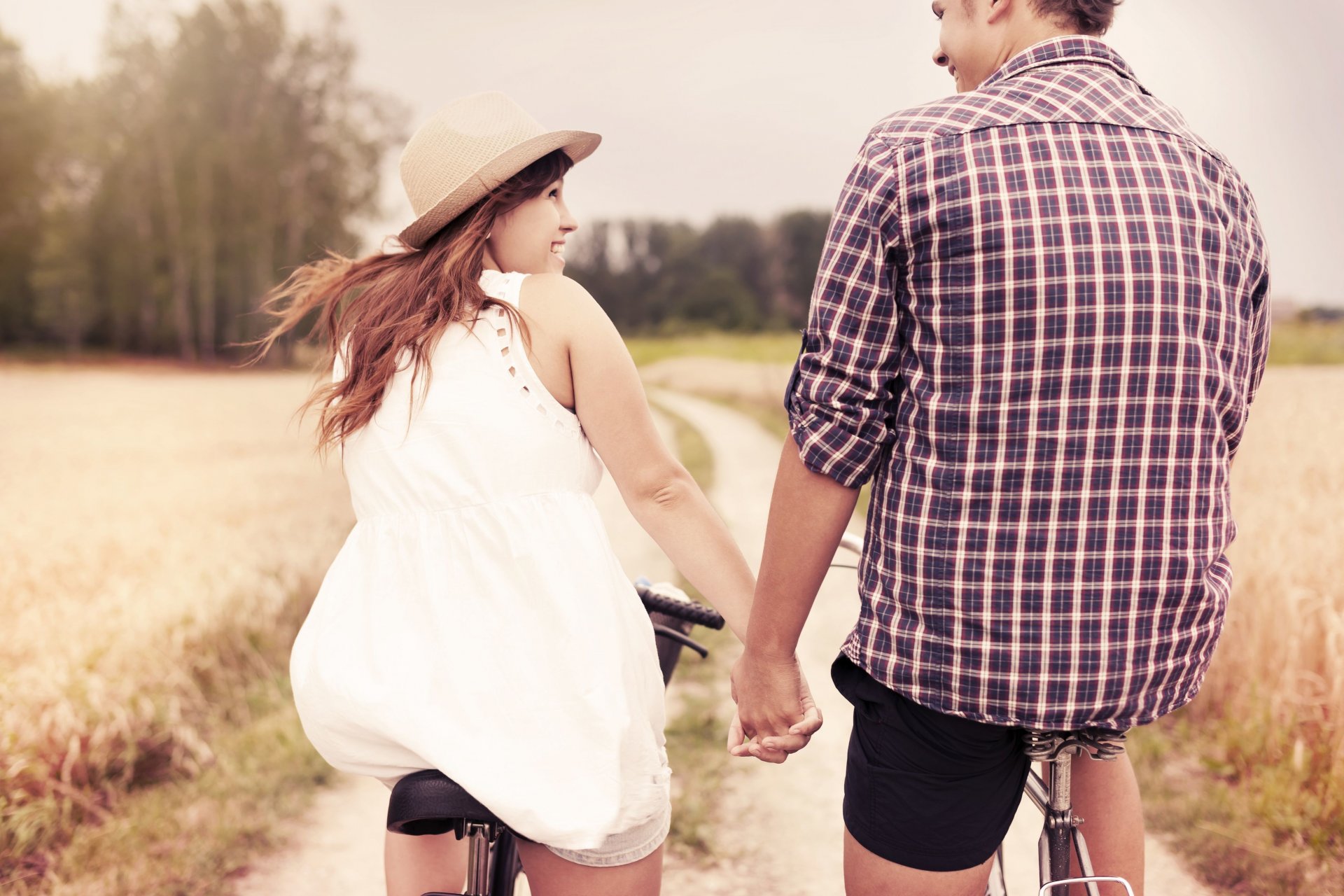 estados de ánimo situaciones chica mujer novio hombre alegría positivo sonrisa risa pareja amantes amor por las manos bicicletas deportes vestido blanco sombrero naturaleza plantas árboles hojas fondo fondos de pantalla pantalla ancha pantalla completa pantalla ancha