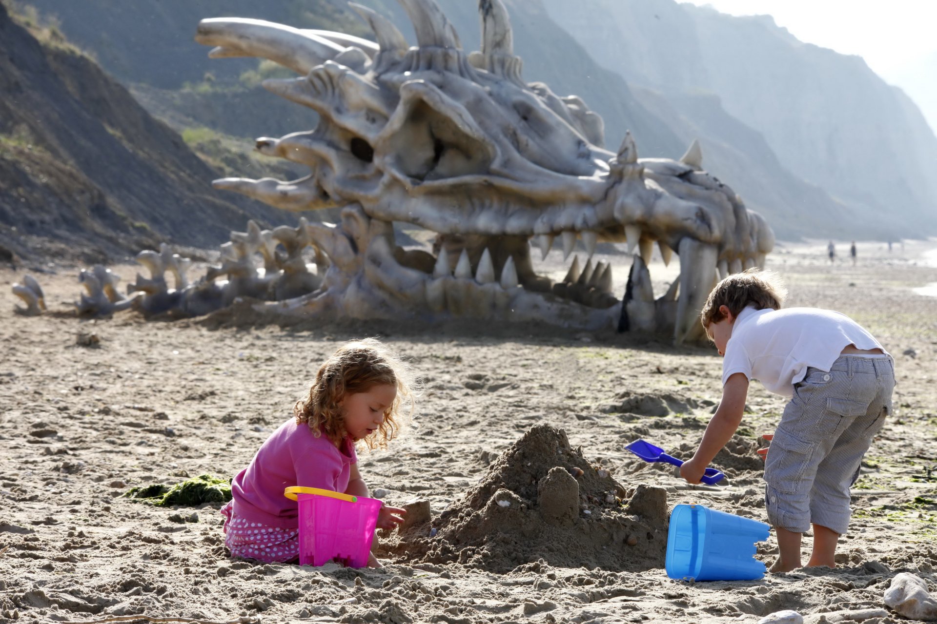 les enfants le sable le crâne de dragon