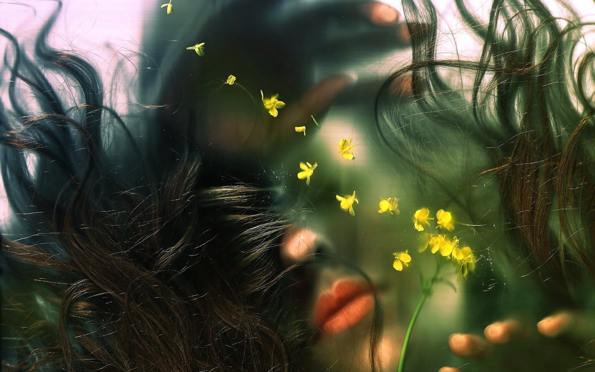 la jeune fille les fleurs les cheveux l eau le verre