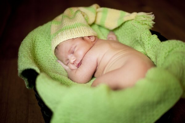 Bambino che dorme cappello beccuccio