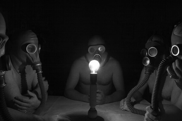 Hombres con máscara de gas en la penumbra. Foto atmosférica