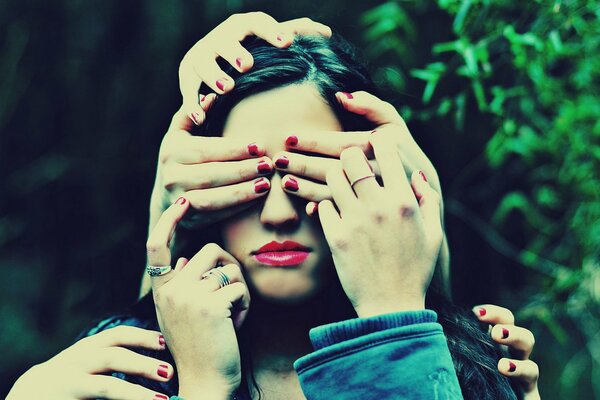 Foto di una ragazza e un sacco di mani servizio fotografico