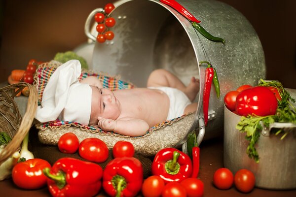 Babykoch unter rotem Pfeffer