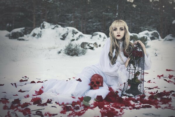 Rubia con un vestido blanco y con un cráneo rojo rodeado de rosas