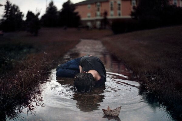 Ragazzo caduto vicino all acqua