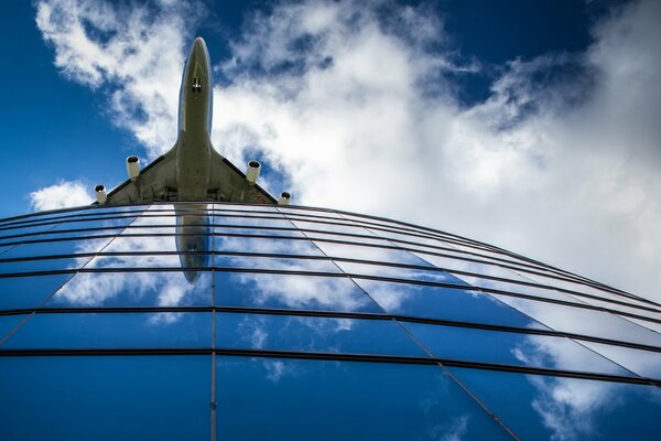 L avion sur la maison de situation