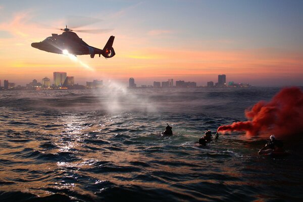 Береговая охрана на вертолёте спасает утопающих