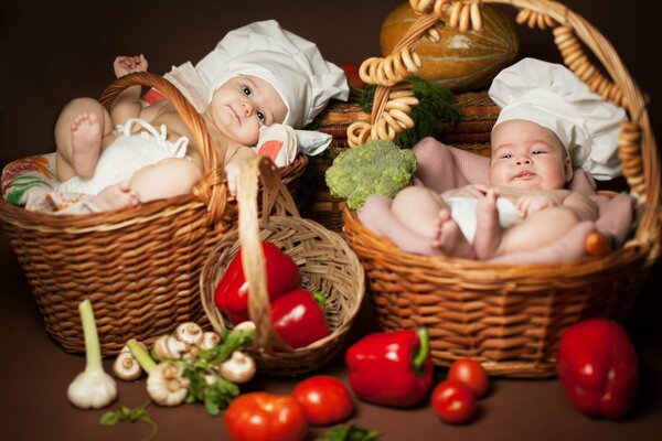 Zwei Kleinkinder liegen in Körben