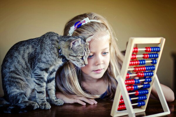 Foto de una niña con un gato que pierde el ábaco