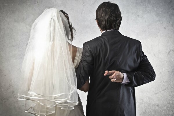 The bride with the groom who crossed his fingers