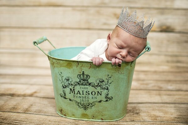 Baby in der Krone schläft im Becken