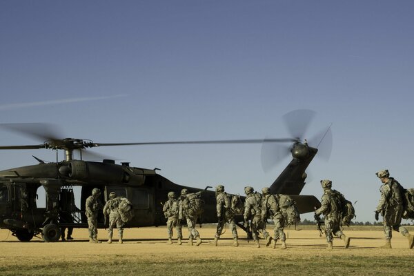 Lądowanie wyposażonych żołnierzy w helikopterze