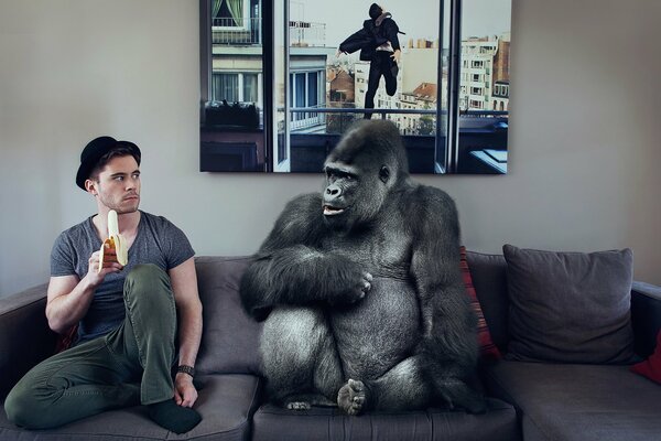 Ein Kerl mit einer Banane und einem großen Gorilla