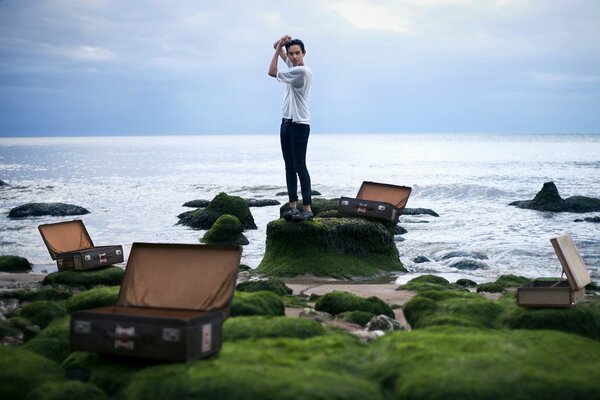 Le gars et beaucoup d ouverture des valises sur le fond de la mer