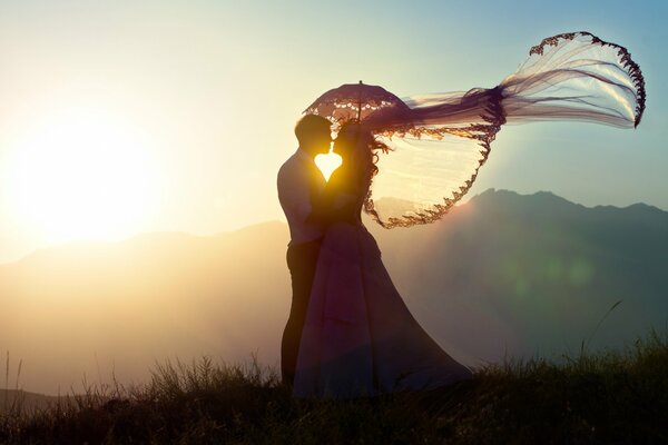 Pareja romántica en el sol Poniente