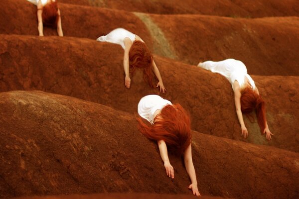 Las mujeres pelirrojas en blanco abrazaron la tierra