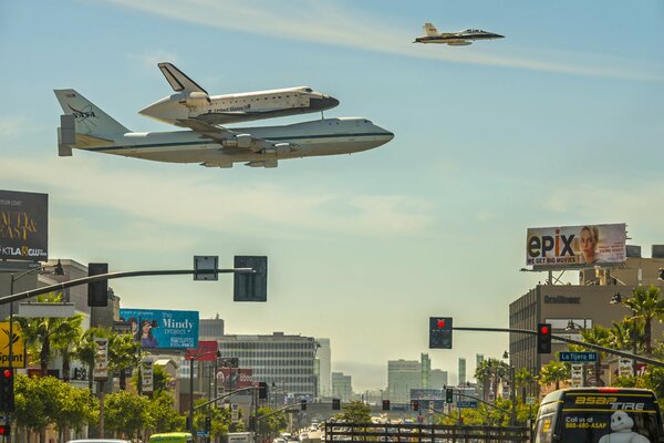 Nasa-Shuttle fliegt über Los Angeles