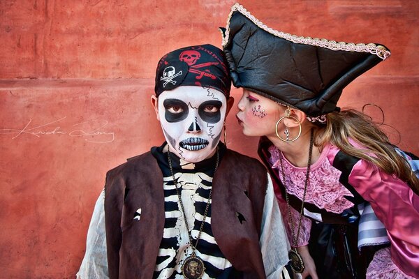 Niño y niña esperando Halloween