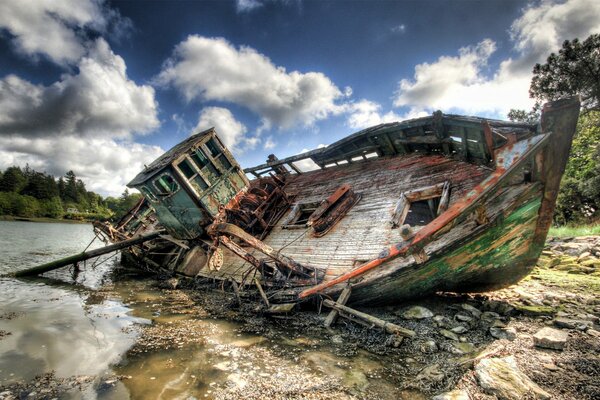 La vieille en ruine bateau sur les rives de la rivière