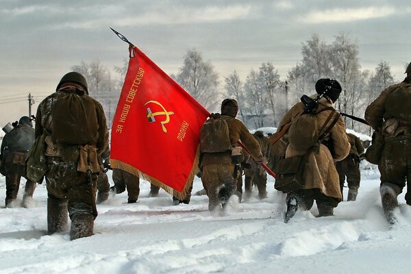 Soldados de invierno bandera roja y bandera