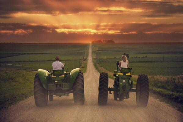 Camino del tractor en el camino en los campos