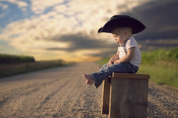 Kleiner Junge auf der Straße Fotoshooting