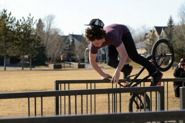 Ragazzo che cade dalla bici bmx