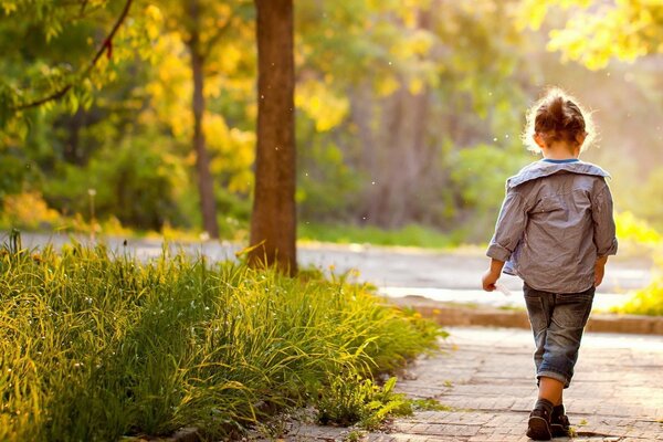 La niña se va a la distancia