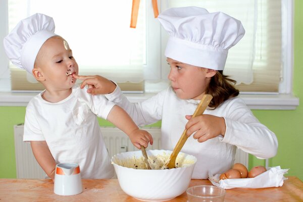 Enfants drôles cuisiniers cuisiniers