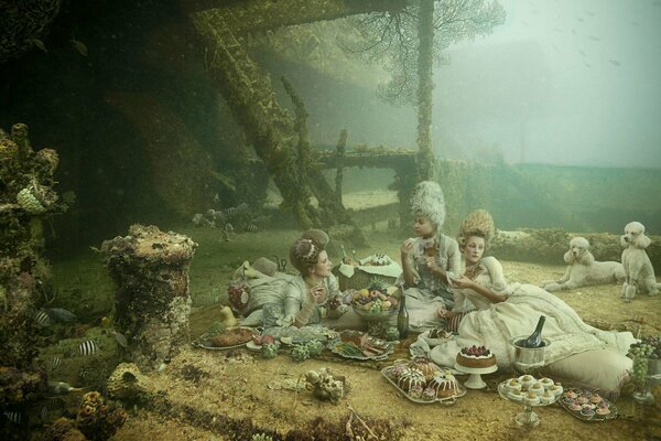 Девушки в платьях устроили пикник на дне озёра
