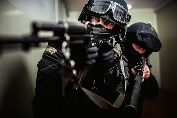 Dwóch komandosów na korytarzu z bronią